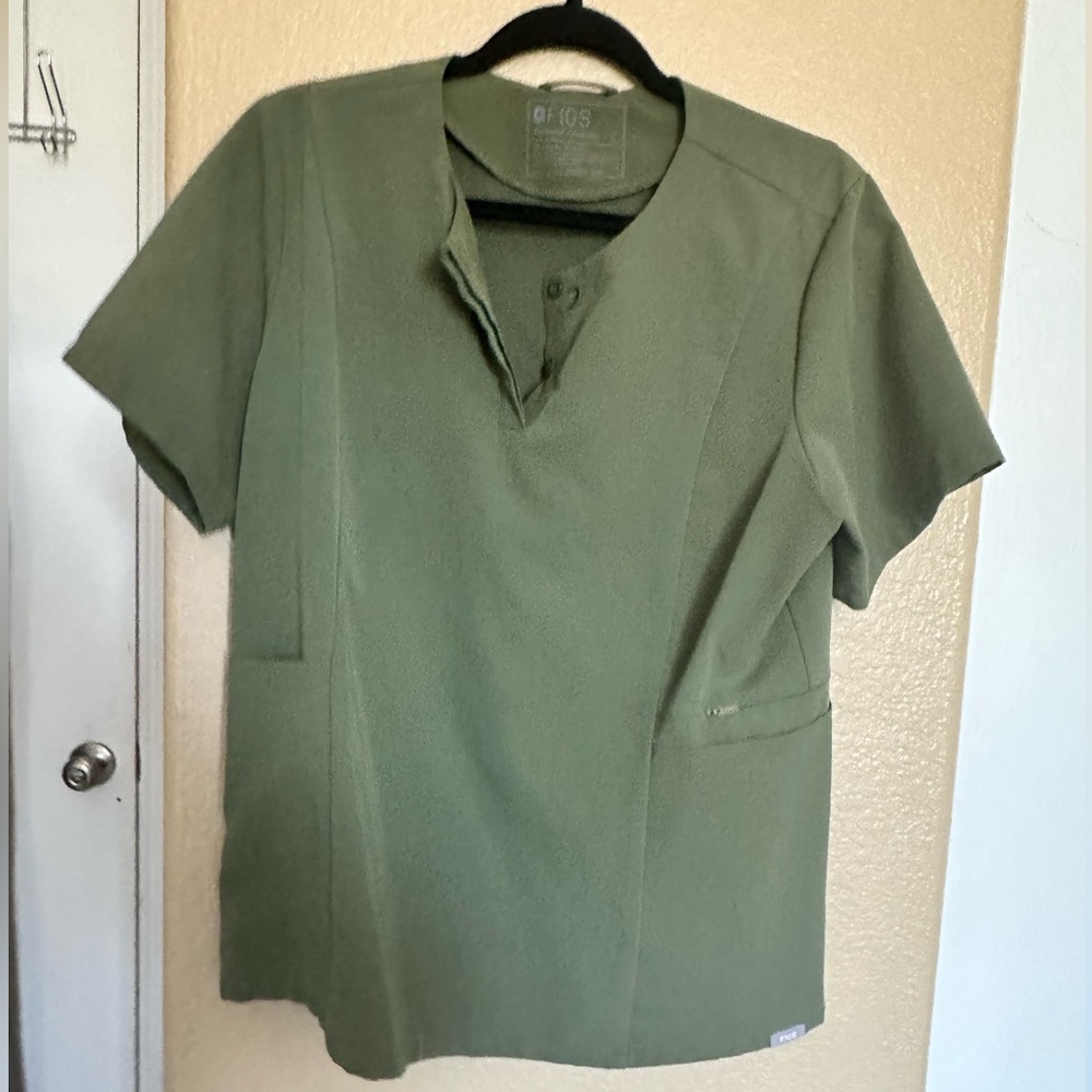 Figs scrub top